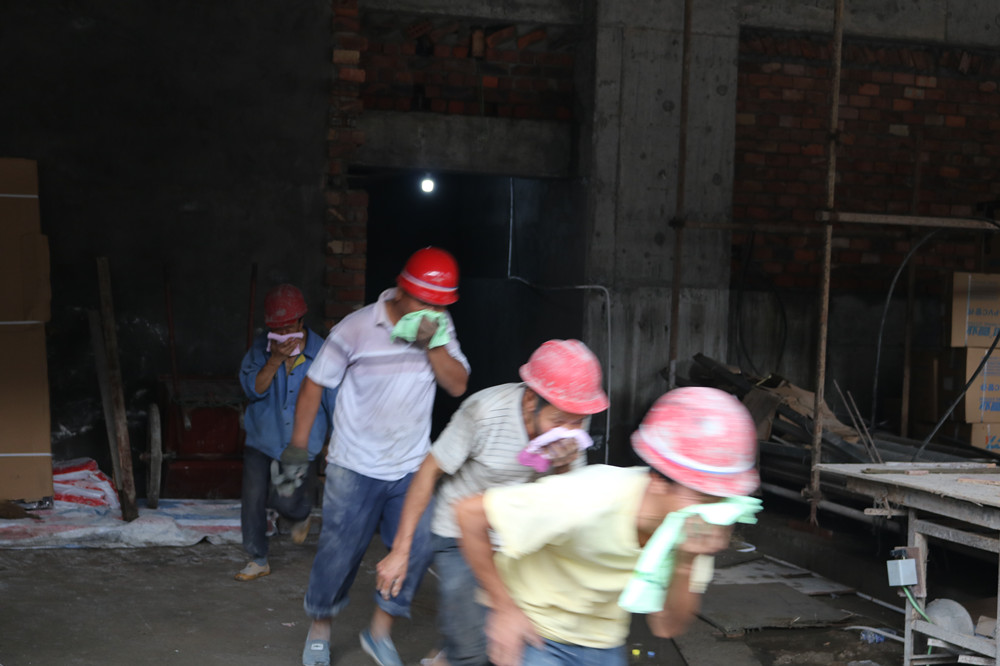 福建易順建筑工程有限公司“東升商城”工程2017年度《安全生產(chǎn)月》消防、救援應(yīng)急演練
