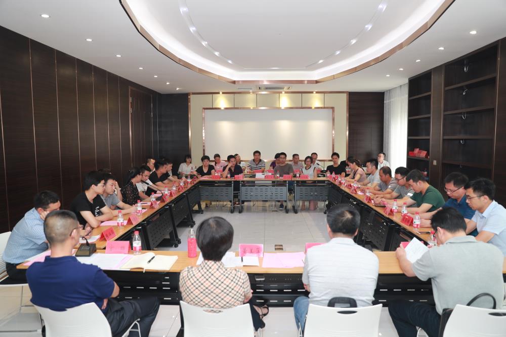 由（縣委常委、政法委書記）官雄主持、黃美萍（縣委書記）蘇建旗（縣長(zhǎng)）參加“村企結(jié)對(duì)、真情幫扶”簽約授牌儀式、