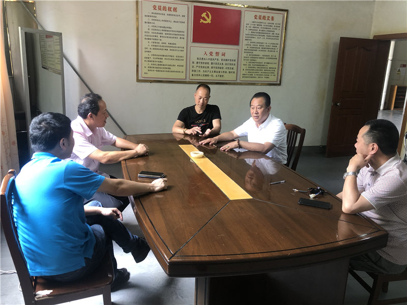 縣企聯(lián)會(huì)常務(wù)副會(huì)長、秘書長、松源商會(huì)會(huì)長李易順帶隊(duì)走訪企業(yè)