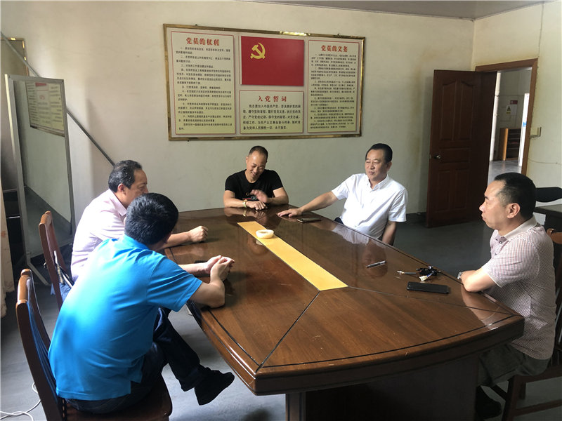 縣企聯(lián)會(huì)常務(wù)副會(huì)長、秘書長、松源商會(huì)會(huì)長李易順帶隊(duì)走訪企業(yè)