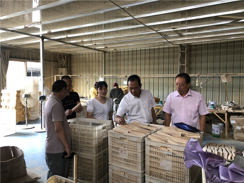縣企聯(lián)會(huì)常務(wù)副會(huì)長、秘書長、松源商會(huì)會(huì)長李易順帶隊(duì)走訪企業(yè)