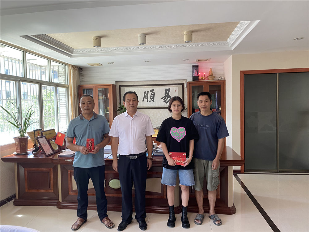 “關(guān)愛員工,情系學(xué)子”易順公司董事長(zhǎng)為員工子女發(fā)放助學(xué)金