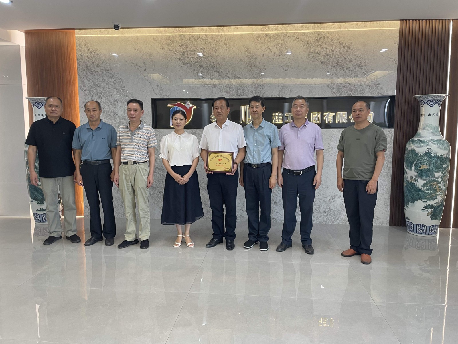 易順建工集團(tuán)有限公司榮獲南平市企業(yè)與企業(yè)家聯(lián)合會(huì)四屆理事會(huì)“常務(wù)副會(huì)長”榮譽(yù)稱號