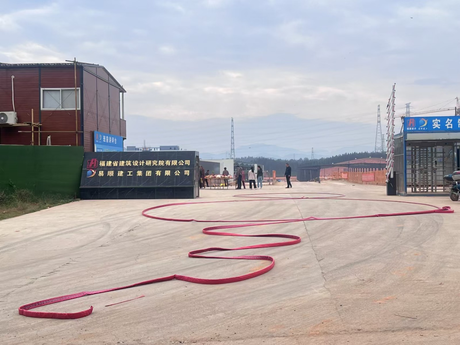易順建工集團有限公司承建的松溪縣三和循環(huán)經(jīng)濟產(chǎn)業(yè)園標準化廠房和基礎(chǔ)設(shè)施提升項目——標準化廠房建設(shè)項目封頂大吉!