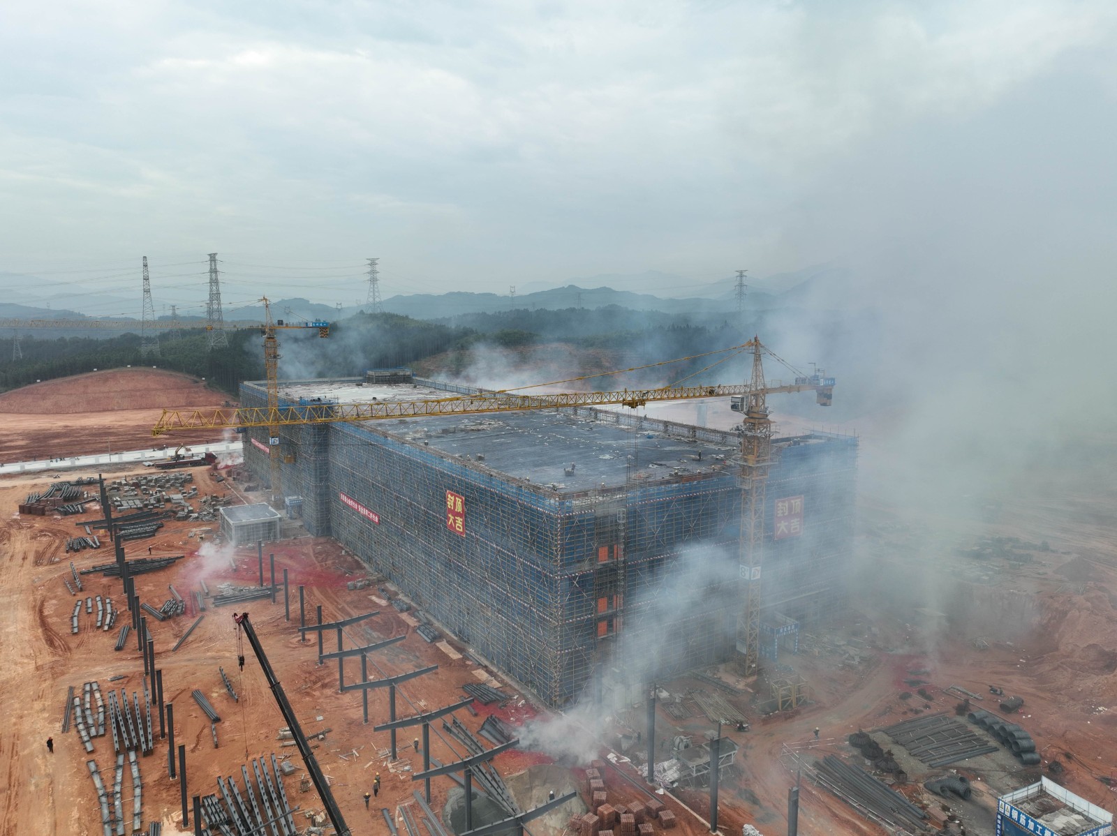 易順建工集團有限公司承建的松溪縣三和循環(huán)經(jīng)濟產(chǎn)業(yè)園標準化廠房和基礎(chǔ)設(shè)施提升項目——標準化廠房建設(shè)項目封頂大吉!